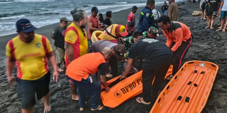 The process of evacuating a man's body from Segara Wilis Beach, Gianyar, Bali, Sunday (June 21, 2026).