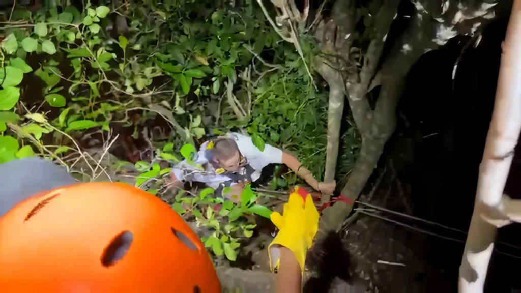 Stranded by the Tide: Two Russian Tourists Rescued from Bali Cliff After Nightlong Operation 1 Photo: The evacuation process for two Russian citizens trapped by high tide at Padang-Padang Beach, Pecatu Village, South Kuta District, Badung, Saturday evening (May 30, 2026). (Doc. Denpasar Search and Rescue Office)