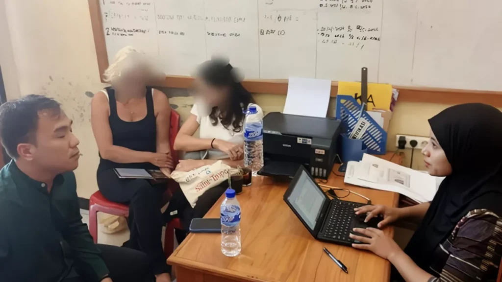 The victim, IMC (wearing a white shirt), with her relatives while filing a report at the Southwest Sumba Resort Police station. (Photo: Southwest Sumba Police)