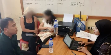The victim, IMC (wearing a white shirt), with her relatives while filing a report at the Southwest Sumba Resort Police station. (Photo: Southwest Sumba Police)