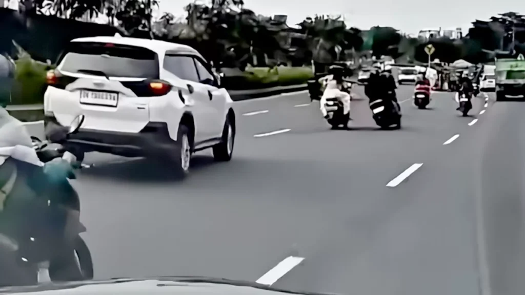 New Zealand Tourist's iPhone Snatched in Seconds in Bali. Viral Video Sparks Fresh Safety Concerns in Kuta 1 A screenshot of the viral video of a New Zealand tourist being mugged at the Tuban Underpass in Kuta, Bali. (Photo: Special Doc.)