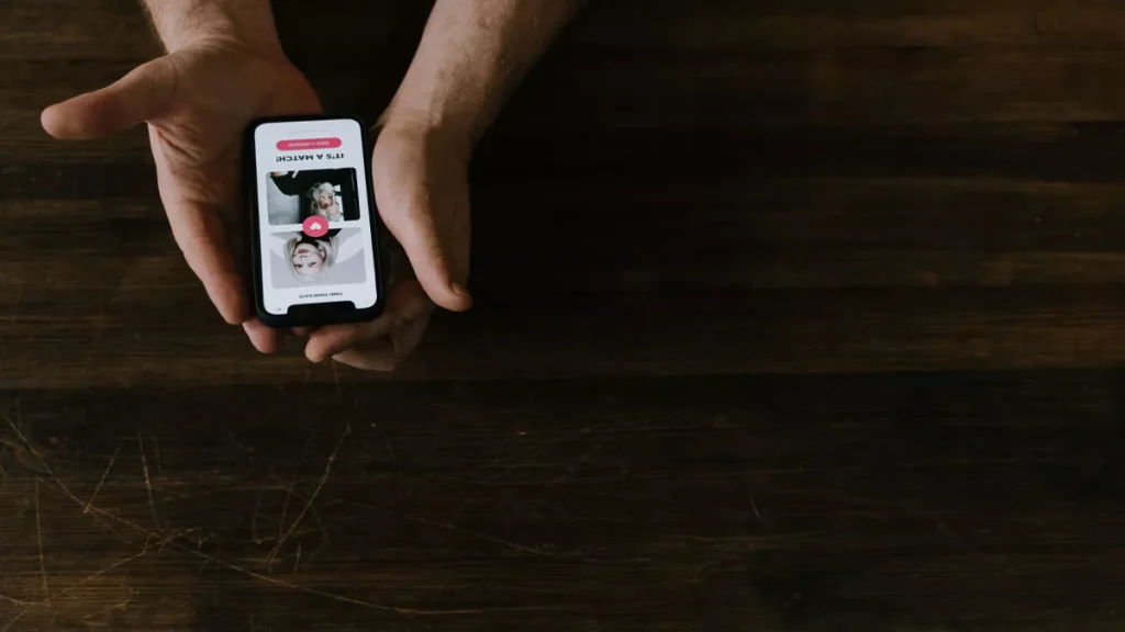 Tinder Job Offer in Bali Ends in Alleged Kidnapping and Extortion Case, Police Investigating 2 Illustration photo of someone using the Tinder application