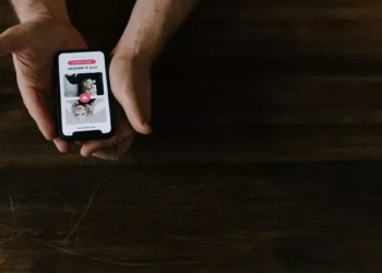 Tinder Job Offer in Bali Ends in Alleged Kidnapping and Extortion Case, Police Investigating 39 Illustration photo of someone using the Tinder application