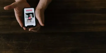 Tinder Job Offer in Bali Ends in Alleged Kidnapping and Extortion Case, Police Investigating 1 Illustration photo of someone using the Tinder application