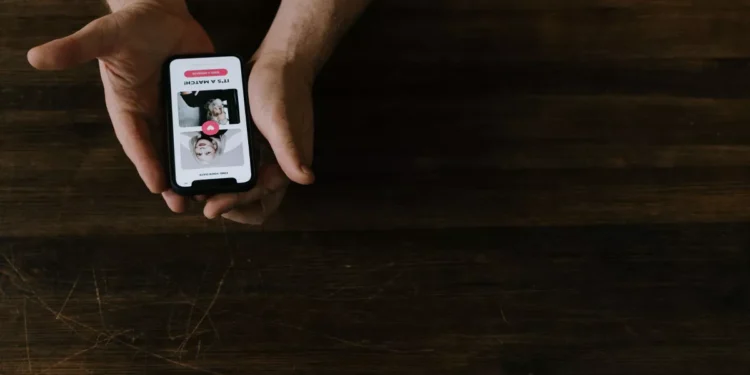 Tinder Job Offer in Bali Ends in Alleged Kidnapping and Extortion Case, Police Investigating 37 Illustration photo of someone using the Tinder application