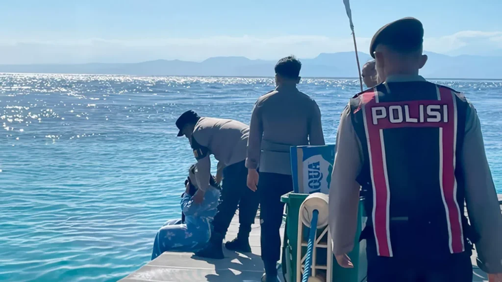 Photo: Nusa Penida Police officers apprehend a tourist suspected of attempting to jump into the sea at Buyuk Harbor, Nusa Penida, Wednesday (June 17, 2026). (Doc. Nusa Penida Police)