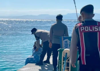 Photo: Nusa Penida Police officers apprehend a tourist suspected of attempting to jump into the sea at Buyuk Harbor, Nusa Penida, Wednesday (June 17, 2026). (Doc. Nusa Penida Police)