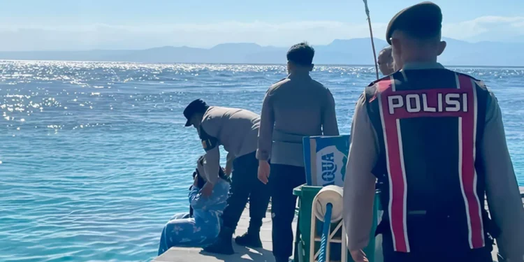 Tourist Rescued After Threatening to Jump Into the Sea at Nusa Penida Port Following Dispute Over Ferry Schedule 37 Photo: Nusa Penida Police officers apprehend a tourist suspected of attempting to jump into the sea at Buyuk Harbor, Nusa Penida, Wednesday (June 17, 2026). (Doc. Nusa Penida Police)