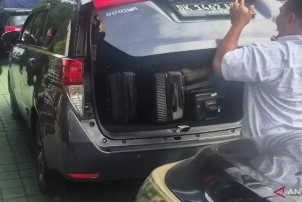 Bali Immigration Office Raided as $9.4 Million Visa Extortion Scandal Widens 39
Photo of KPK officers securing several files and evidence from the Denpasar immigration office.