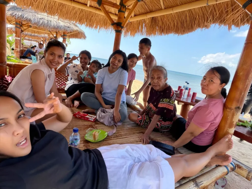 Beyond Semana Santa: The Beach That Locals Don't Want You to Miss in Larantuka 39
An extended family in Larantuka is gathering and enjoying Alqaqa Beach.