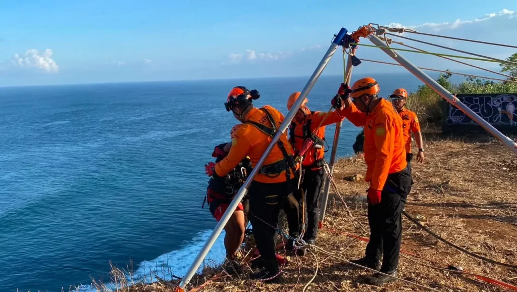The evacuation of three construction workers trapped by the rising tide in Uluwatu, Badung Regency, on Sunday (June 28, 2026). (BASARNAS BALI DOCUMENTATION)