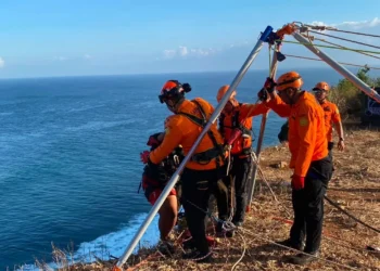 The evacuation of three construction workers trapped by the rising tide in Uluwatu, Badung Regency, on Sunday (June 28, 2026). (BASARNAS BALI DOCUMENTATION)