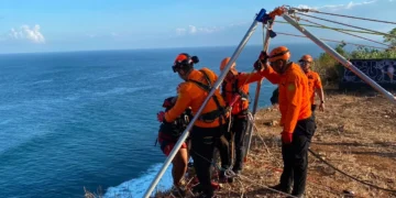 The evacuation of three construction workers trapped by the rising tide in Uluwatu, Badung Regency, on Sunday (June 28, 2026). (BASARNAS BALI DOCUMENTATION)