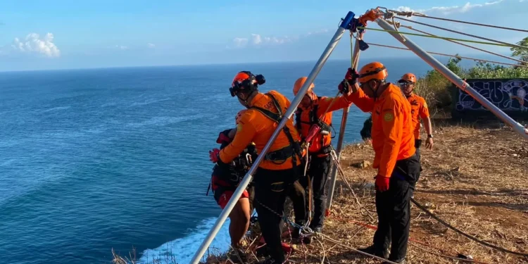 The evacuation of three construction workers trapped by the rising tide in Uluwatu, Badung Regency, on Sunday (June 28, 2026). (BASARNAS BALI DOCUMENTATION)