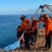 The evacuation of three construction workers trapped by the rising tide in Uluwatu, Badung Regency, on Sunday (June 28, 2026). (BASARNAS BALI DOCUMENTATION)