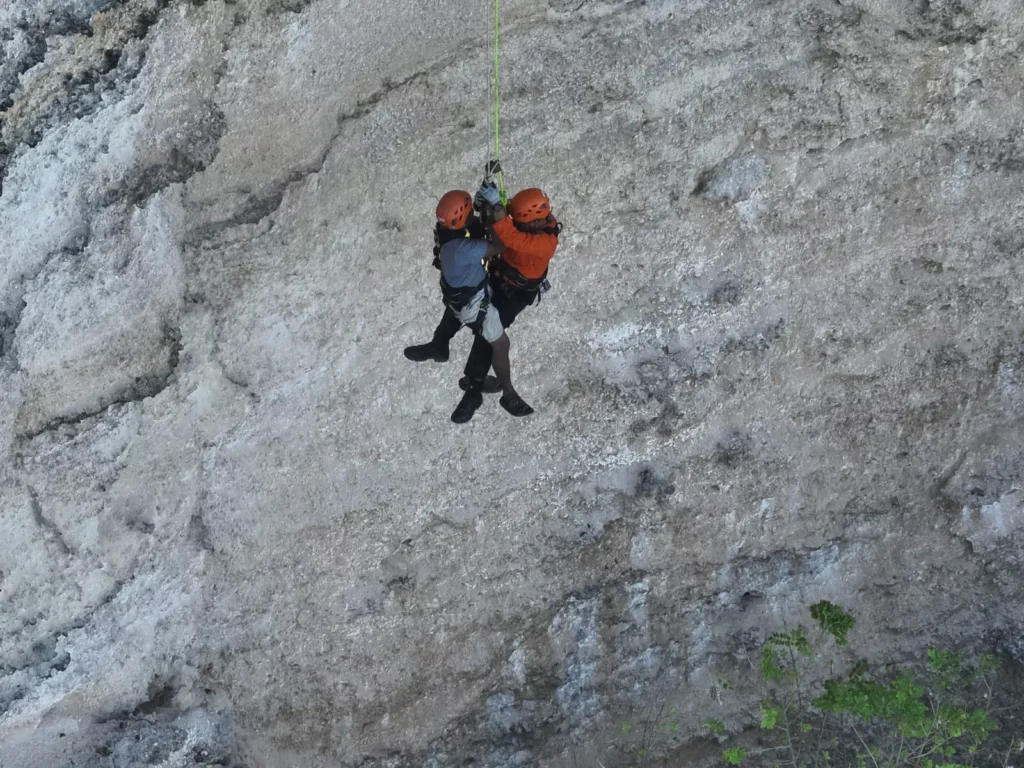 The evacuation of three construction workers trapped by the rising tide in Uluwatu, Badung Regency, on Sunday (June 28, 2026). (BASARNAS BALI DOCUMENTATION)
