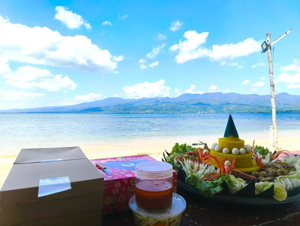 Beyond Semana Santa: The Beach That Locals Don't Want You to Miss in Larantuka 40
A photo of the food brought by visitors for a thanksgiving gathering celebrated at Alqaqa Beach, Larantuka.