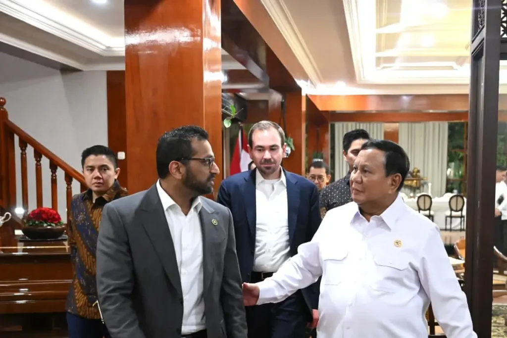 FBI Director Personally Delivers Smuggled Papuan Artifacts to Indonesia's President, Marking Latest Chapter in Cultural Repatriation Effort 38 FBI Director Meets Prabowo. Photo: Presidential Secretariat Press Bureau.