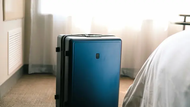 What Size Suitcase Should You Bring to Bali? A Practical Guide for Every Trip 41
Suitcase illustration. (doc. Unsplash/Taylor Beach)