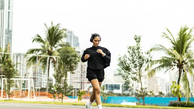 Can Walking Really Help You Lose Weight? The Science Explained 40 Taking the time to go for a walk or do some stretching can be a simple way to keep your body fit. (Photo/Doc: Pexels)