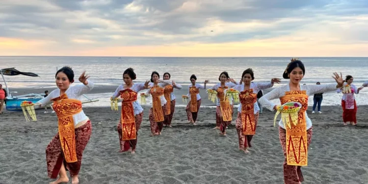 Lovina Festival Returns July 24-29, Bringing Boat Races, Cultural Performances and a Bid to Put North Bali on the Map 37 Dancers are making final preparations for the Lovina Festival 2026, which will be held over five days—from July 24 to 29, 2026—at Lovina Beach in Buleleng Regency, Bali. (Buleleng Regency Public Relations)