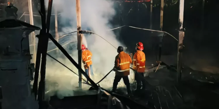 22,000 Chickens Killed as Massive Fire Destroys Poultry Farm in Bali's Karangasem 37 Photo: Firefighters extinguish a fire at a chicken coop in Sangkan Gunung Village, Sidemen District, Karangasem, on Sunday (July 5, 2026). (Photo: I Wayan Selamat Juniasa/detikBali)