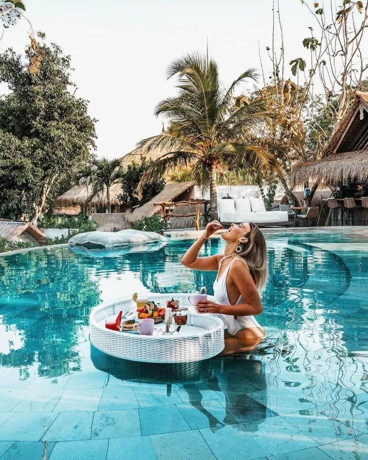 Can You Swim After Eating? What the Science Actually Says 38
A photo of a female tourist having breakfast in the pool.