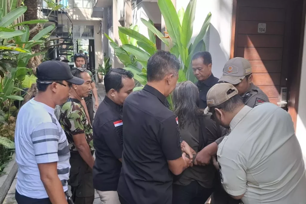 Public Order Agency (Satpol PP) officers detained an Australian national who caused a disturbance at a hotel in Kuta, Badung Regency, Bali, on Wednesday (July 1, 2026). (Badung Satpol PP.)