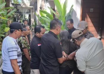 Public Order Agency (Satpol PP) officers detained an Australian national who caused a disturbance at a hotel in Kuta, Badung Regency, Bali, on Wednesday (July 1, 2026). (Badung Satpol PP.)