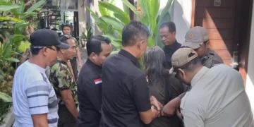 Public Order Agency (Satpol PP) officers detained an Australian national who caused a disturbance at a hotel in Kuta, Badung Regency, Bali, on Wednesday (July 1, 2026). (Badung Satpol PP.)