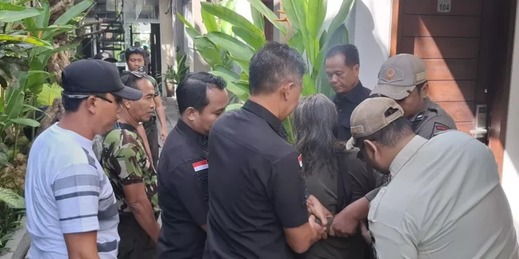 Public Order Agency (Satpol PP) officers detained an Australian national who caused a disturbance at a hotel in Kuta, Badung Regency, Bali, on Wednesday (July 1, 2026). (Badung Satpol PP.)