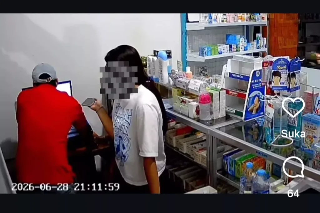 A video screenshot showing an alleged theft at a pharmacy in Kapal Village, Mengwi District, Badung Regency, Bali, on Sunday (June 28, 2026) night.