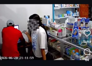 Video : Foreign Couple Accused of Stealing Cash from Bali Pharmacy After Attempt to Move CCTV Camera 46 A video screenshot showing an alleged theft at a pharmacy in Kapal Village, Mengwi District, Badung Regency, Bali, on Sunday (June 28, 2026) night.