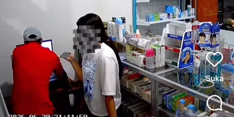 Video : Foreign Couple Accused of Stealing Cash from Bali Pharmacy After Attempt to Move CCTV Camera 37 A video screenshot showing an alleged theft at a pharmacy in Kapal Village, Mengwi District, Badung Regency, Bali, on Sunday (June 28, 2026) night.