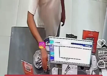A video screenshot showing the alleged theft of tip money by a foreign national at a clothing store on Jalan Raya Pantai Brawa, Tibubeneng Village, North Kuta District, Badung Regency, Bali, on Thursday (July 9, 2026). (Instagram @polsekkutautara)