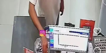 A video screenshot showing the alleged theft of tip money by a foreign national at a clothing store on Jalan Raya Pantai Brawa, Tibubeneng Village, North Kuta District, Badung Regency, Bali, on Thursday (July 9, 2026). (Instagram @polsekkutautara)