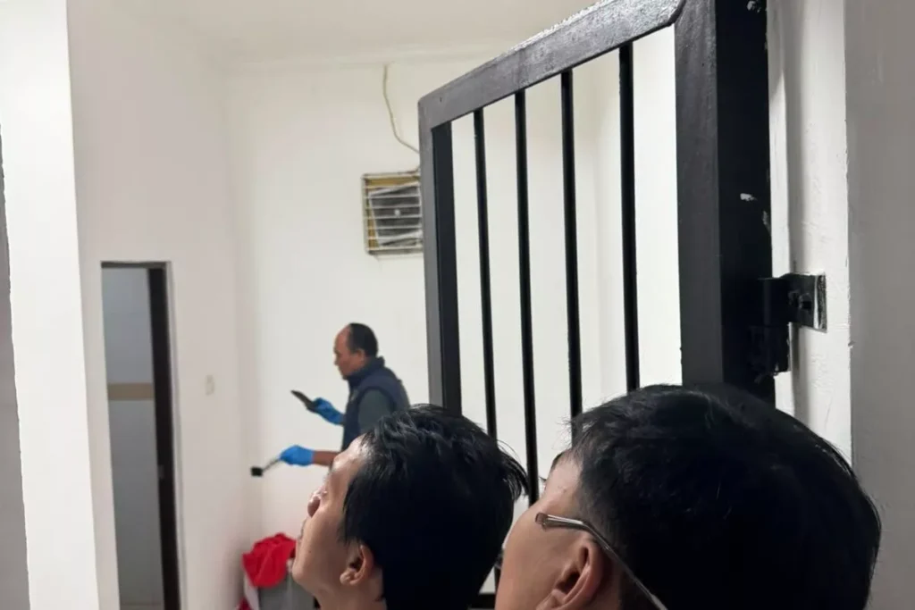 Officers inspecting the scene following the death of an Australian national in the detention room at the Ngurah Rai Immigration Office. (NGURAH RAI IMMIGRATION DOCUMENTATION)
