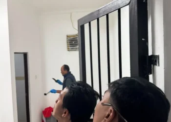 Officers inspecting the scene following the death of an Australian national in the detention room at the Ngurah Rai Immigration Office. (NGURAH RAI IMMIGRATION DOCUMENTATION)