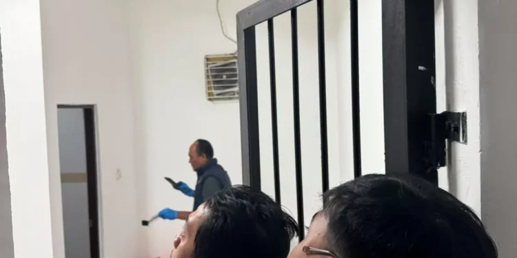 Bali Immigration Details Final Hours of Australian Detainee Who Died While Awaiting Deportation 37 Officers inspecting the scene following the death of an Australian national in the detention room at the Ngurah Rai Immigration Office. (NGURAH RAI IMMIGRATION DOCUMENTATION)