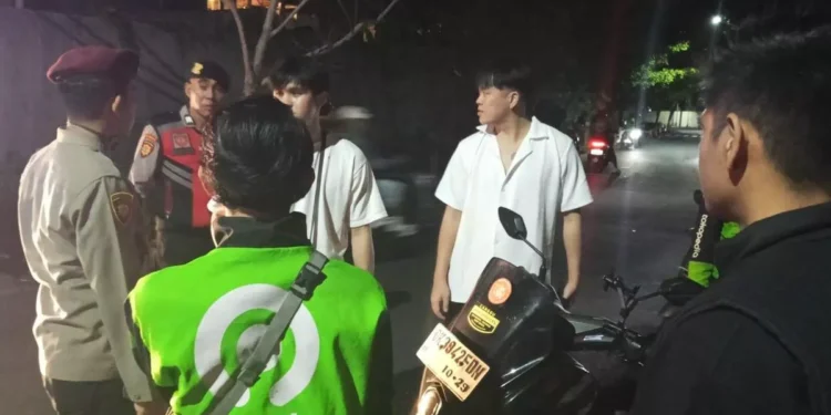Singaporean Tourist Robbed of 24-Gram Gold Necklace in Bali's Canggu, Police Hunt Motorcycle Snatcher 37 Police are questioning several witnesses regarding a snatch-theft incident on Jalan Gang Anggrek, Canggu, North Kuta District, Badung Regency, Bali, on the night of Sunday (July 12, 2026). (Badung Police.)