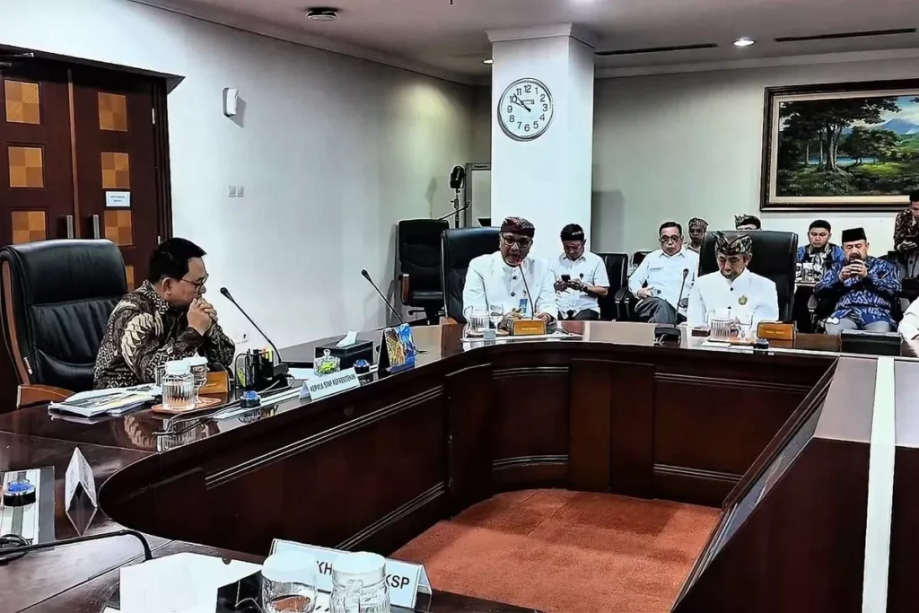 Presidential Chief of Staff (KSP) Dudung Abdurachman received a group comprising traditional palace elders (*penglingsir*) and community leaders from Buleleng, Bali, at the KSP Office in Jakarta on Friday (July 17, 2026). (KSP Office)