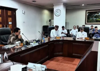 Presidential Chief of Staff (KSP) Dudung Abdurachman received a group comprising traditional palace elders (*penglingsir*) and community leaders from Buleleng, Bali, at the KSP Office in Jakarta on Friday (July 17, 2026). (KSP Office)