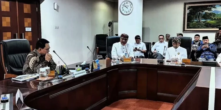 Presidential Chief of Staff (KSP) Dudung Abdurachman received a group comprising traditional palace elders (*penglingsir*) and community leaders from Buleleng, Bali, at the KSP Office in Jakarta on Friday (July 17, 2026). (KSP Office)