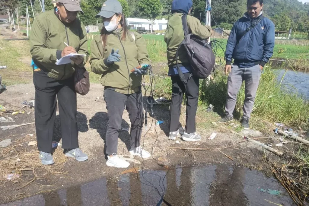 Sulfur Eruption at Bali's Lake Batur Triggers Mass Fish Death, but Officials Say It's a Natural Seasonal Event 38 Fisheries officials from the Bangli Regency Livestock and Food Security Agency inspect water conditions at Lake Batur, Bangli Regency, Bali, on Thursday (July 23, 2026). (Bangli Regency Agriculture Agency.)