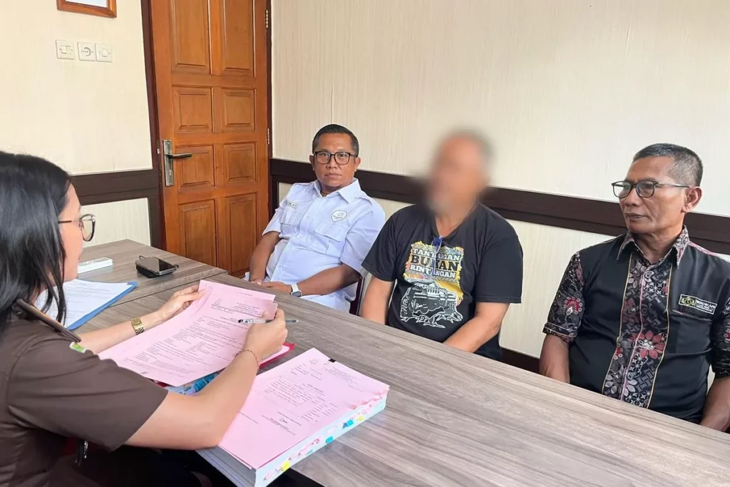 Handover of the suspect in the alleged assault and rape case involving a child from a care home in Buleleng Regency, Bali, Tuesday (July 28, 2026). (Buleleng District Prosecutor's Office.)