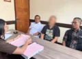 Handover of the suspect in the alleged assault and rape case involving a child from a care home in Buleleng Regency, Bali, Tuesday (July 28, 2026). (Buleleng District Prosecutor's Office.)