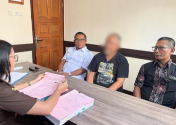 Handover of the suspect in the alleged assault and rape case involving a child from a care home in Buleleng Regency, Bali, Tuesday (July 28, 2026). (Buleleng District Prosecutor's Office.)