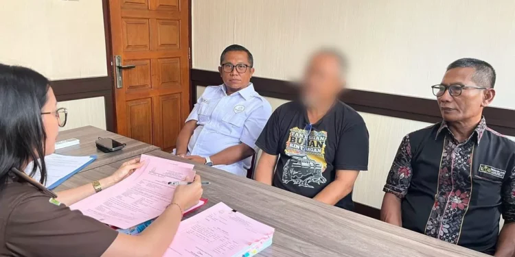Handover of the suspect in the alleged assault and rape case involving a child from a care home in Buleleng Regency, Bali, Tuesday (July 28, 2026). (Buleleng District Prosecutor's Office.)