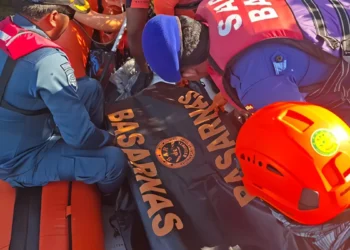 Photo: A joint search and rescue team found Rafles Tafa Kusuma (17), a crew member who went missing after falling into the sea off Pasir Putih Banyu Wedang Beach—located in Pejarakan Village, Gerokgak District, Buleleng Regency—on the second day of the search, Thursday (July 2, 2026).