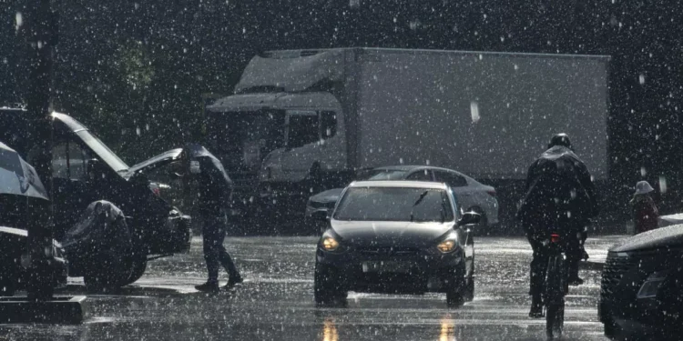 Weather Agency Warns of Heavy Rain and Strong Winds Across East Nusa Tenggara Through July 27 37 Heavy rain falls over a roadway during severe weather as BMKG issues a heavy rain and strong wind warning across East Nusa Tenggara (NTT), Indonesia.